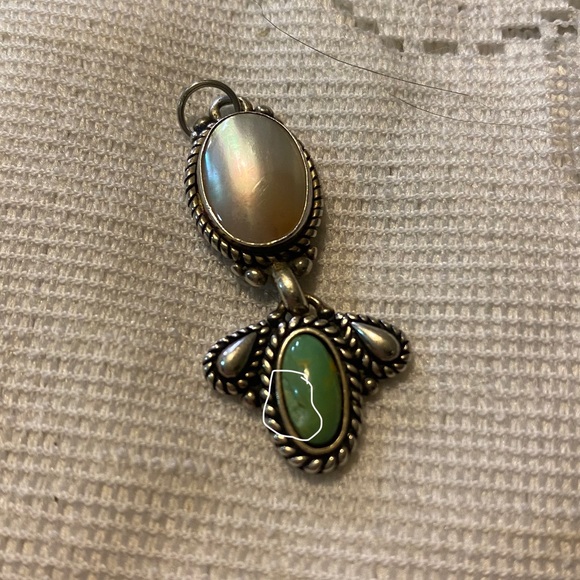 Elegant Silver and Opal Pendant - Picture 4 of 7